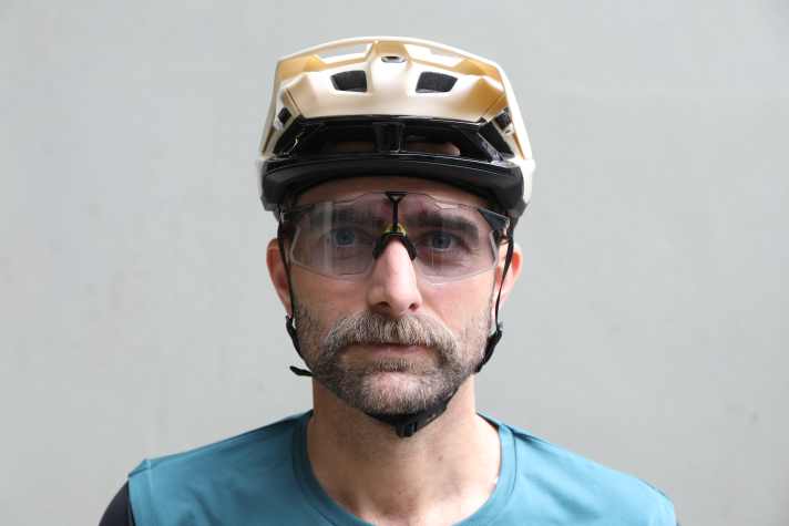 Die 100% Hypercraft gibt es in 16 verschiedenen Varianten. Wir haben uns für die selbsttönende Version mit Filterklasse 0-2 entschieden