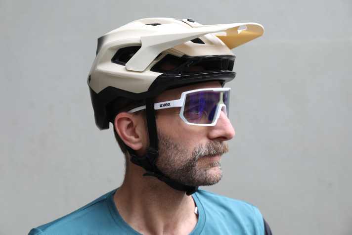Die Uvex sitzt etwas hoch im Gesicht, der weißen Rahmen stört teilweise leicht im Sichtfeld