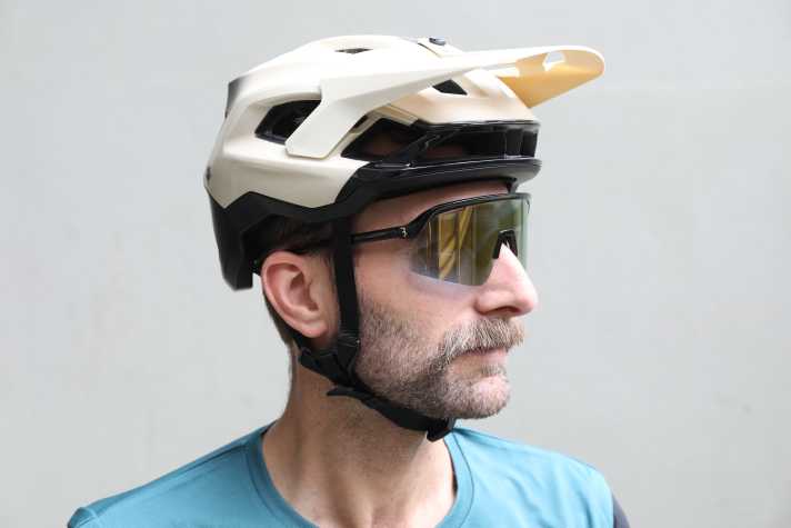 The BBB offers a wide field of vision and a pleasant bluish tint
