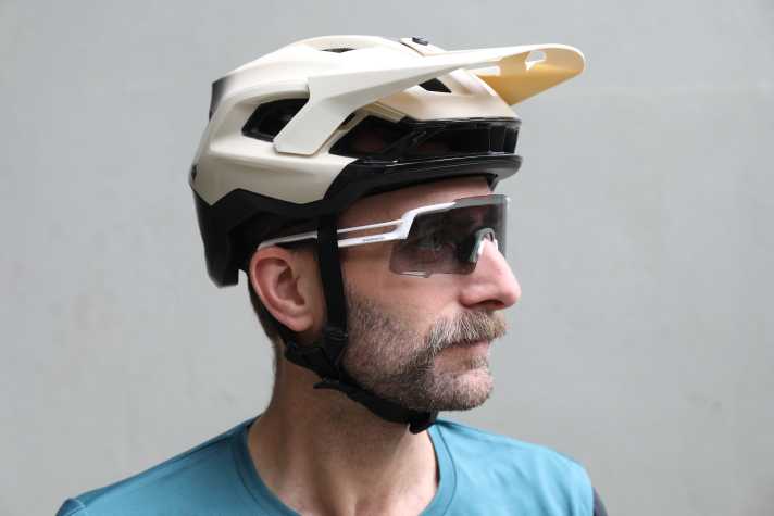 The Equinox 5 tints from clear to grey. We would have preferred a contrast-enhancing tint