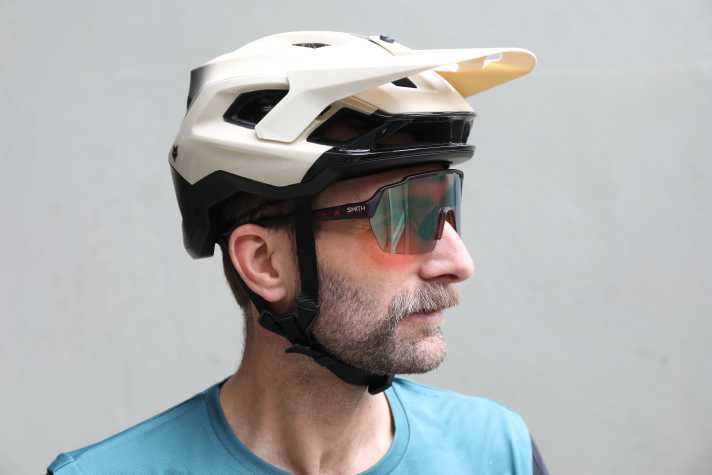 Le Smith est énorme et peut parfois entrer en collision avec la coque du casque en raison de sa hauteur.