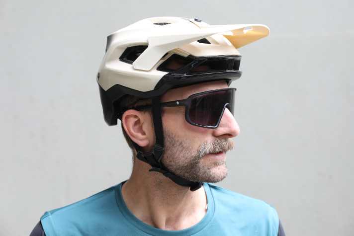 Durch ihre starke Krümmung umschließt die Sweet Protection das Gesicht extrem gut und blockt so Fahrtwind größtenteils ab