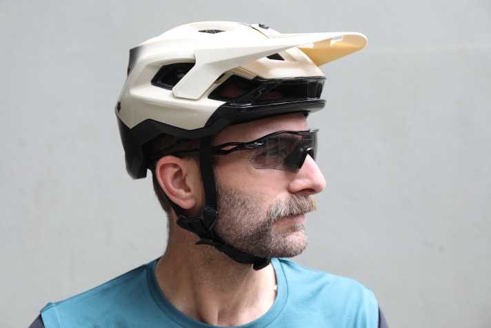 Trotz stark geschwungener Scheibe passt die Oakley nicht optimal zu allen Gesichtsformen
