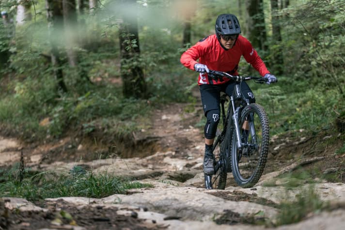 Trotz der relativ kurzen 440-Millimeter-Kettenstreben klettert das Lapierre Overvolt GLP III Team sehr ausgewogen. Die Traktion ist exzellent, der Hinterbau arbeitet gefühlvoll und stabil im Hub. Das Vorderrad steigt spät. Lapierre hat einen sehr guten Kompromiss beim Anti-Squat gefunden.