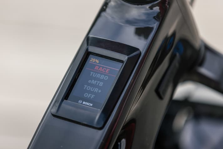 Rot steht für Stopp im Straßenverkehr. Und Rot steht für Vollgas beim Bosch CX Race. Der Eco-Modus ist damit erstmal raus, lässt sich aber beim Händler wieder einrichten. Dann muss aber ein anderer Modus weg, weil nur vier Platz haben.