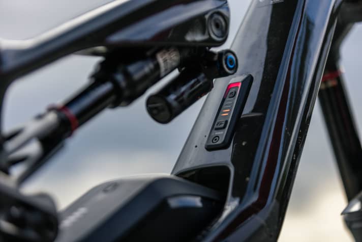 Eigentlich überflüssig: Die Diodenanzeige auf dem Unterrohr musste verbaut werden, damit das Kiox-Display im Oberrohr sitzen kann und gleichzeitig die kabellose Fernsteuerung (Mini-Remote) vom Lenker aus funktioniert. Bosch ist da eigen. Also gibt es zwei leuchtende Flächen im GLP III und zusätzlich Dioden und einen zweiten Anschaltknopf am Akku.