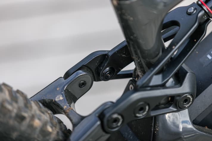 Der Flipchip an der Wippe verändert die Winkel um +/- 0,5 Grad. Konstrukteur Nico Vouilloz sieht das Feature aber nicht als klassische Geometrieverstellung, sondern vielmehr als Hilfe, um die Balance des Bikes anzupassen. Den steileren Winkel soll man mit mehr SAG fahren und damit - bei gleicher Geometrie - mehr Komfort aus dem Fahrwerk holen. Bei flacherem Winkel genau umgekehrt, für ein strafferes, “racigeres” Set-Up.