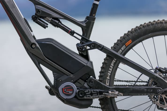 Bosch Performance Line CX Race motor with 600 watts of peak power and extended boost function for two metres of full thrust without pedalling (in Race mode). This feature offers a huge advantage over the classic turbo mode on off-road terrain. The bike practically climbs steep steps on its own.