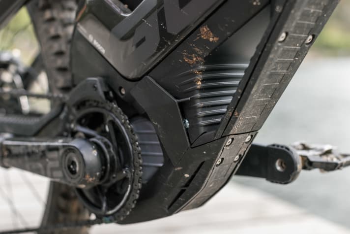 Beim Vorgänger, dem GLP II, war das Dreieck vor dem Motor noch Teil des Carbonrahmens. Beim Overvolt GLP III ist das gesamte Teil vor dem Motor aus Plastik und eigentlich nur aus Designgründen angeschraubt. Der tragende Part des Carbonrahmens verläuft nun komplett oberhalb des Bosch Motors.