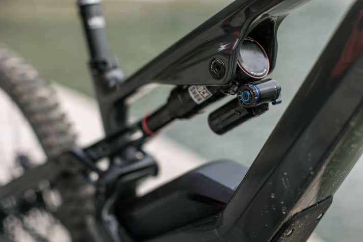 Der Ultimate Deluxe Luftdämpfer mit verstellbarer Zug- und Druckstufe und zuschaltbarer Plattform holt sogar 173 Millimeter Hub aus dem Viergelenker-Heck.