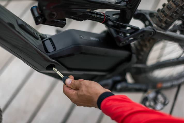 Akku-Entnahme Schritt 1: Ohne Schlüssel geht beim Lapierre Overvolt GLP III auch in der aktuellsten Ausbaustufe nichts. Wer das Teil zuhause vergisst, kann den Akku an der Hütte aber auch im Bike laden. Nicht besonders elegant, aber ausgereift und klapperfrei.