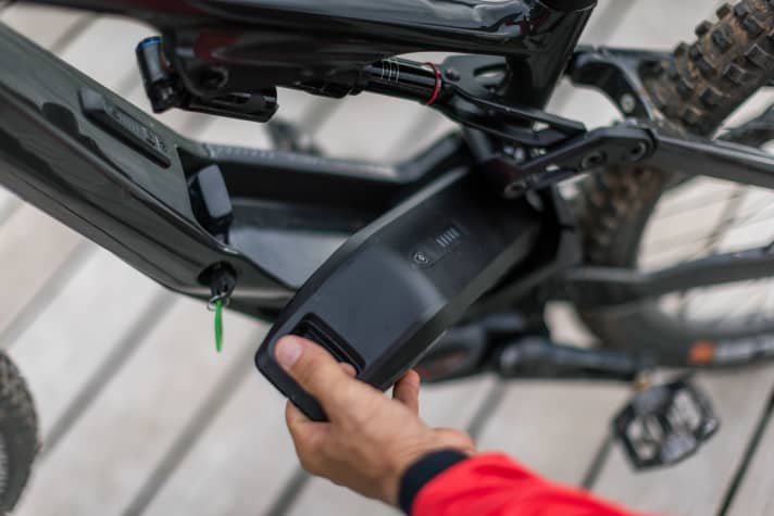 Akku-Entnahme Schritt 2 - leichter kriegt man den 725 Wattstunden-Klotz bei (fast) keinem aktuellen Bike entfernt. Einzig Rotwilds Quickrelease geht noch schneller.