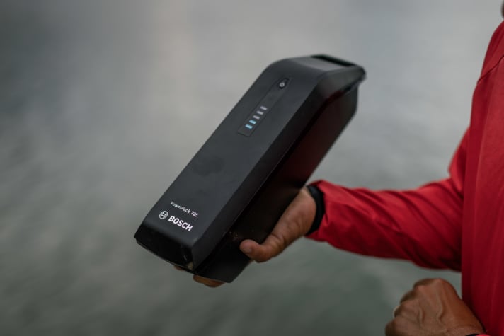 Akku-Entnahme Schritt 3 - ein ganz schöner Klotz, aber eben auch schön kurz und damit beim Thema Balance ein cleveres Ding: Da der Akku sehr zentral über dem Motor sitzt, bleibt der Steuerrohr-Bereich frei vom Batteriegewicht und damit leicht. Das Ergebnis: Light-E-Bike-Feeling beim Handling, obwohl auch beim Lapierre Overvolt GLP III Team über 23 Kilo an der Waage ziehen.