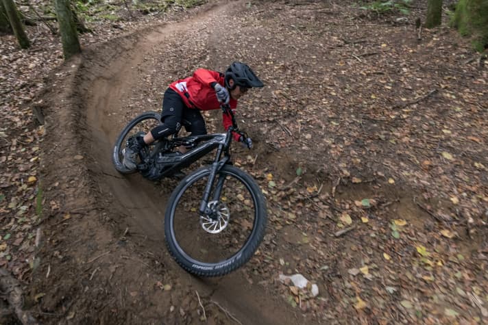 Successful model update! The third generation of the Lapierre Overvolt GLP III is a top enduro bike that is visually polarising with its external battery, but clearly plays at the top of the enduro league in terms of performance.