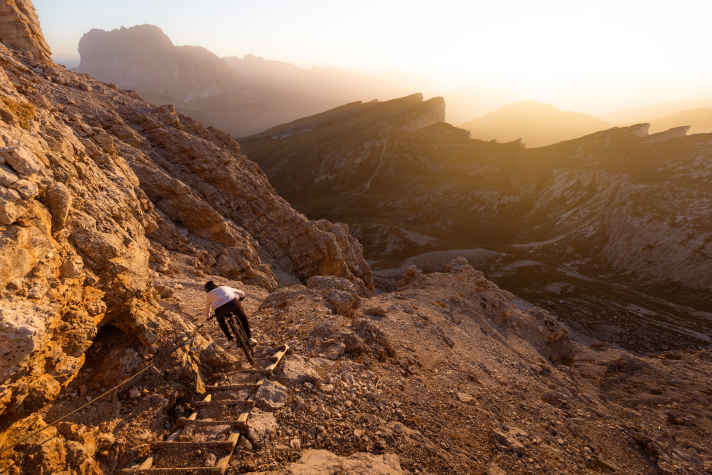 Mit Vollgas durch die bleichen Berge: Kilian Bron.