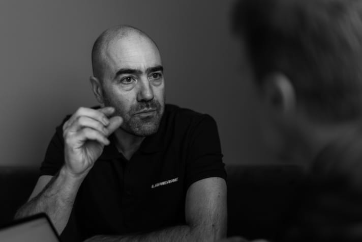 Nico: Plötzlich begannen die Einschränkungen. Zuerst beim Sehen. Licht tat mir richtig weh. Ich bemerkte Unschärfen am Sichtfeldrand – beunruhigend! Dann ging ich zum Arzt.