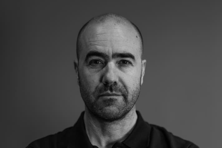 DH-Legende Nico Vouilloz, das Mastermind hinter dem GLP III. Bei ihm dreht sich alles um maximale Performance bergab und die dafür nötige, ideale Balance. Die bekommt man bei einem E-Bike nur mit dem externen PowerPack, sagt er. Und wer will dem Außerirdischen schon widersprechen? Wir nicht!