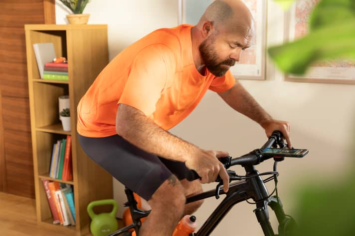 Auch Mountainbikes mit kleinen Kettenblättern können durch die virtuellen Gänge an der Schaltung auf dem Zwift Hub One genutzt werden.