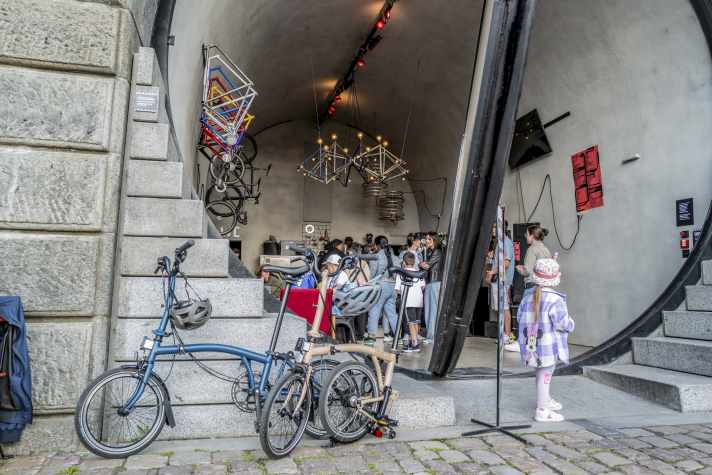 Treffpunkt für Radfahrer. Das Szene-Café Bar 7, entstanden aus einer ehemaligen Fahrrad-Werkstatt