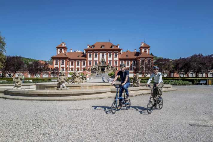 The baroque pleasure palace Troja is embedded in a French-style palace garden with a large fountain.