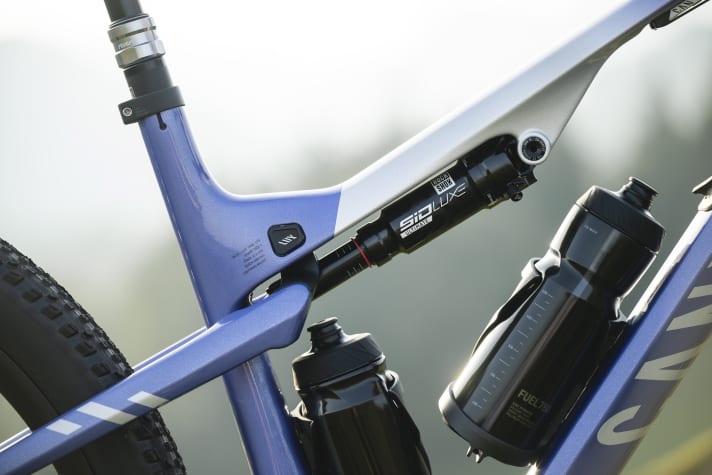 On the new Canyon Lux Trail, the rear shock is positioned close to the top tube and ensures a slim look.