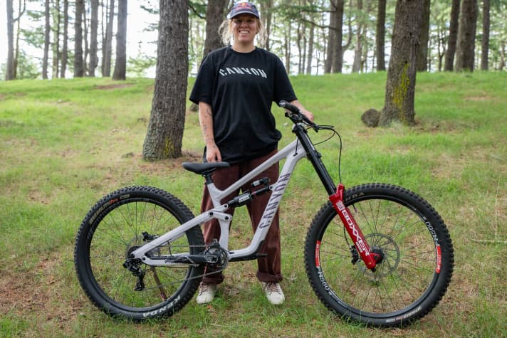 There aren't many women on the start list at events like Hardline or Darkfest. Harriet Burbidge-Smith is one of them. In future, her new sponsor Canyon will provide her with the right bikes.