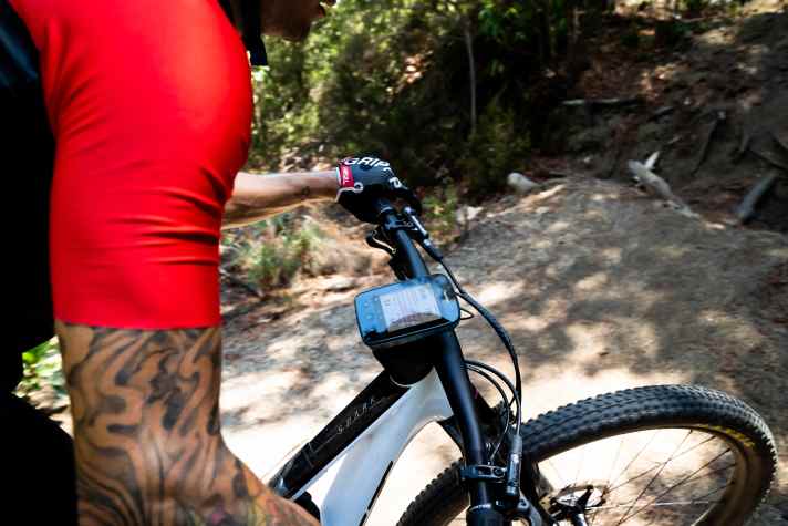 The high-quality display is easy to read even in difficult lighting conditions.