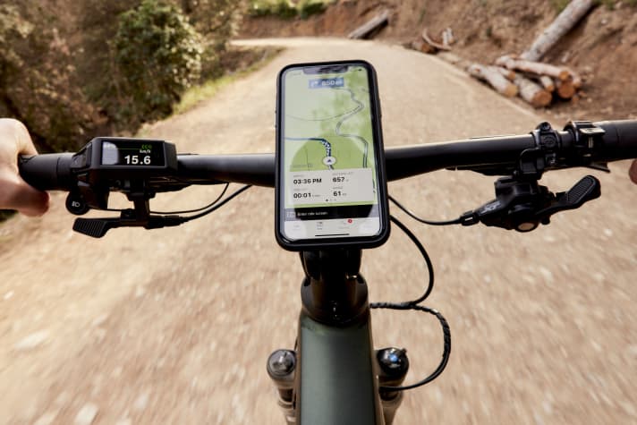 With the SP Connect mobile phone holder, the mobile phone can be attached to the handlebars while riding and used as a large display.