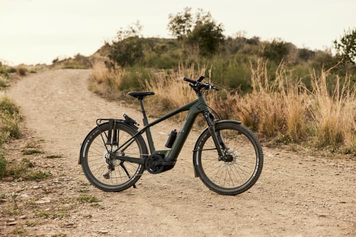 Das Pathlite:ON SUV hat eine Federgabel mit 100 mm Federweg an Bord - genug für eine komfortable Fahrt über rauere Pisten.