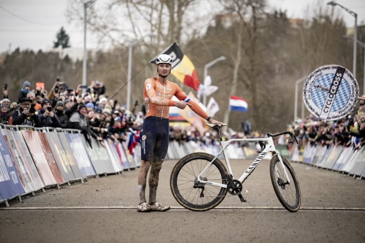 Seinen jüngsten Erfolg holte Mathieu van der Poel Anfang 2024 auf dem Cyclocross-Rad. Sein sechster Weltmeistertitel in dieser Disziplin! Doch auch auf dem Mountainbike war das Multitalent schon vielfach erfolgreich.