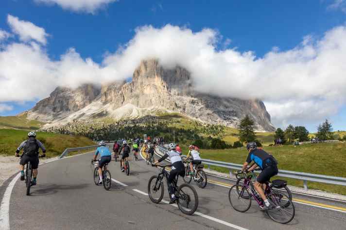 Die Felsbastion der Sella hat von allen Seiten magische Anziehungskraft. Für alle Radfahrer-Gattungen.
