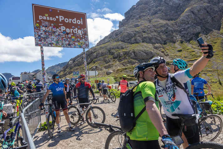 Avec ses 2239 mètres d'altitude, le col Pordoi marque le point culminant du circuit du Sella, long de 53 kilomètres.