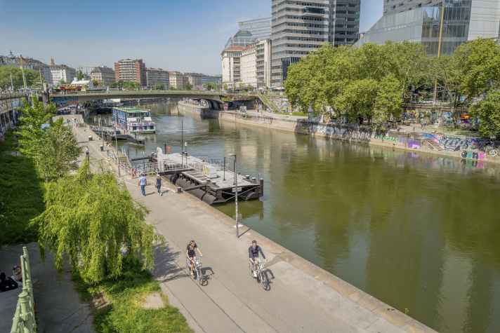 Party mile: Lots of beach bars and trendy pubs invite you to linger on the Danube Canal. | Photo : Alex Huefner