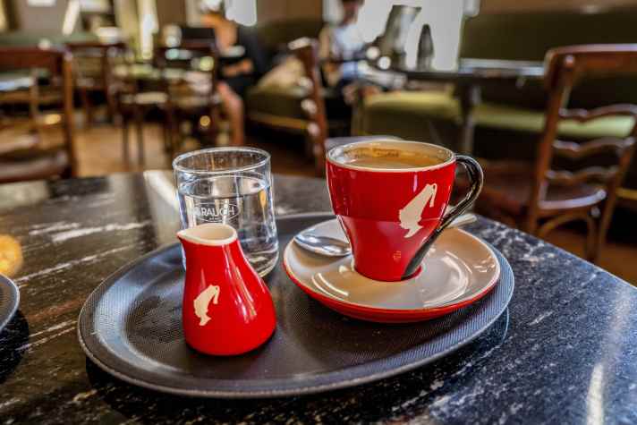 Der Besuch in einem traditionellen Kaffeehaus, wie dem Café Westend, darf nicht fehlen.
