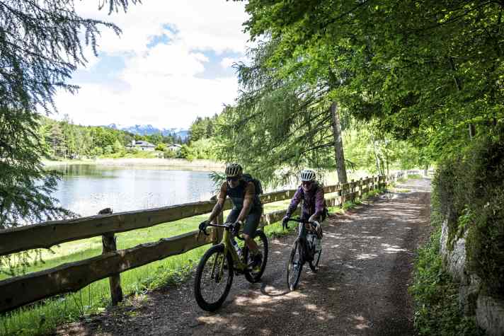 Auf 1200 Metern Höhe liegt der Lago Santo idyllisch im Wald.