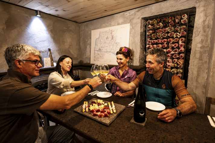Après l'effort, le réconfort. Lors d'une dégustation de vin avec casse-croûte dans l'une des caves exquises.