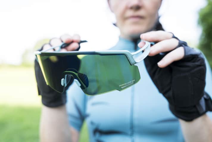 Les lunettes Shimano Equinox possèdent un demi-cadre et un design sportif. Avec ses 25,2 grammes, cette paire de lunettes de milieu de gamme reste très légère.