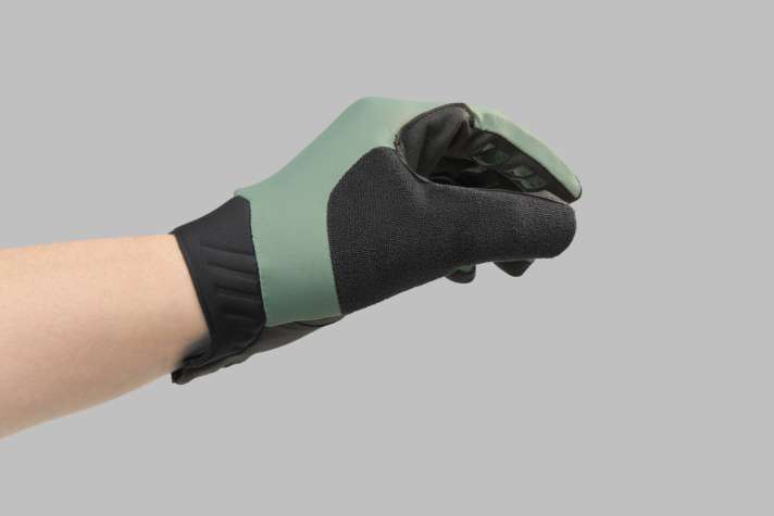 Die Enduro-Handschuhe bestehen anteilig aus recycelten Materialien, der Handrücken beispielsweise zu 72 % aus recyceltem Polyamid.