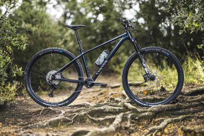 The star of the line is the top model Canyon Grand Canyon 8 for 1699 euros. Real mountain biking is the name of the game here.