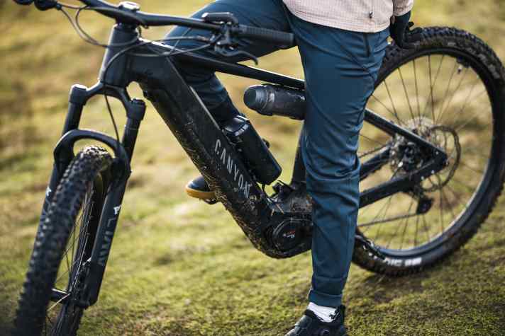 Thanks to the many screw-on points, the range extender and water bottle fit on the bike at the same time.