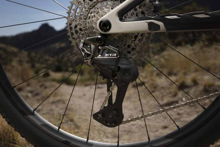 Die Shimano XTR Di2 M9200 kommt mit abgerundeten Formen, um von Hindernissen auf dem Trail abzugleiten.