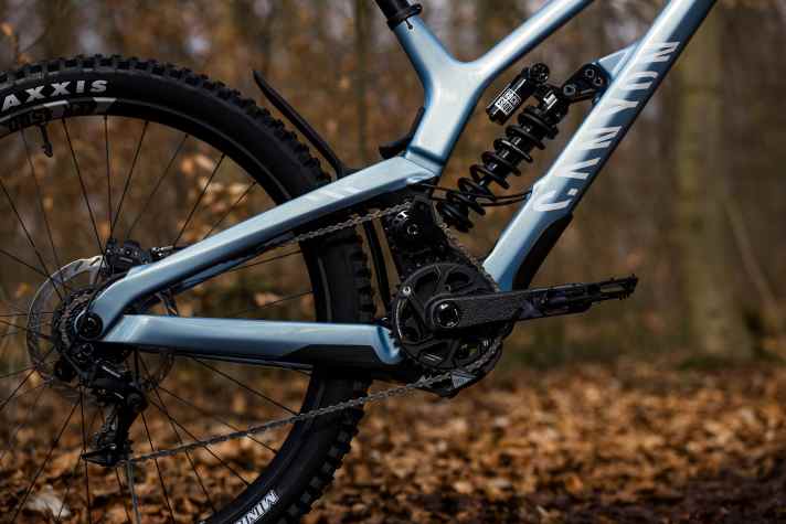 Stylishly designed: the latest version of a high-pivot bike: Canyon Sender. We still have to test how it actually rides.