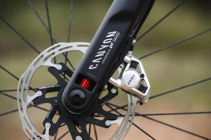 Une molette de réglage facilement accessible située sur le pied inférieur de la fourche permet d'ajuster la détente en neuf clics en fonction du poids du cycliste et de ses préférences.