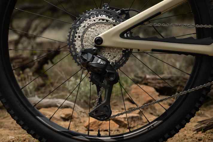 The derailleur cage is available in a long version for 10-51 teeth and in a medium version for the new 9-45 cassette.