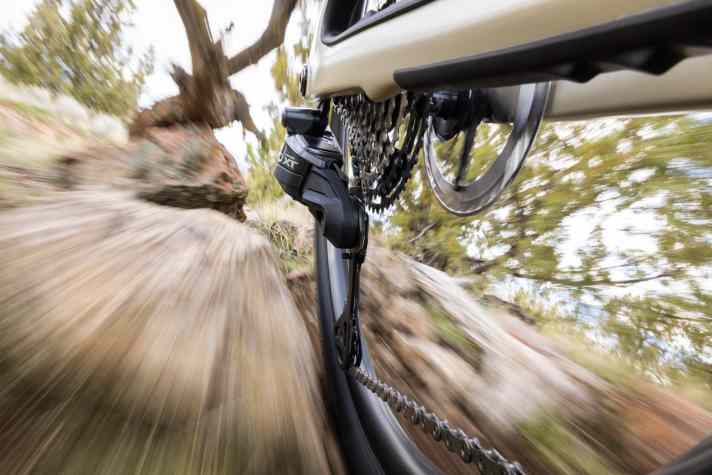 Should slide off obstacles particularly easily. The new XT Di2 also wants to be particularly robust with a classic derailleur hanger.