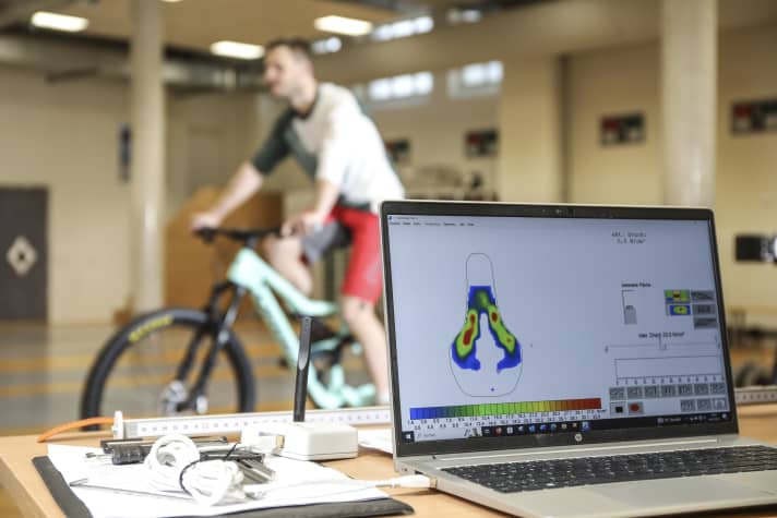 Sensors in a saddle support calculate a pressure image of Albert's bum in real time. The measurement technology can be used to check the results of the Ergon Fitting Box. Although Albert feels like he is sitting symmetrically, the technology reveals a slight offset to the left and more pressure on the right side.