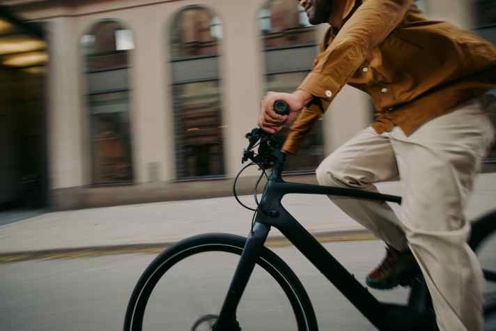 Hidden comfort: A shock absorber with 200 millimetres of travel is integrated into the head tube.