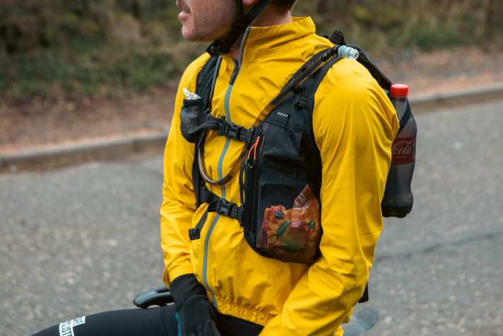 Yes, two additional 500 ml bottles fit into the mesh pockets at the back.