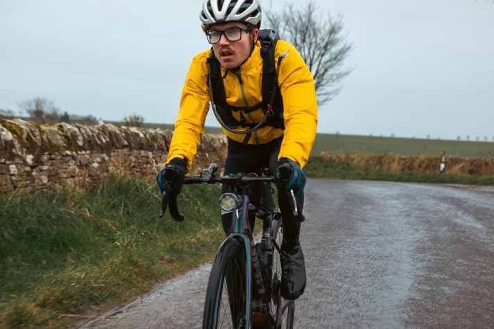 Josh Reid bei seinen 24 h North Race - unbekannt wann und wo genau - aber mit der Restrap Trinkweste.