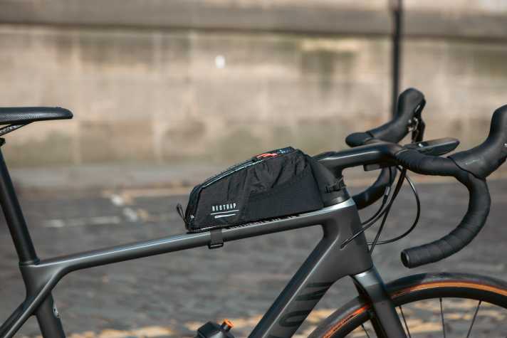 Le nouveau Top Tube Bag est le plus court des trois sacs pour tubes supérieurs de la série Race de Restrap.